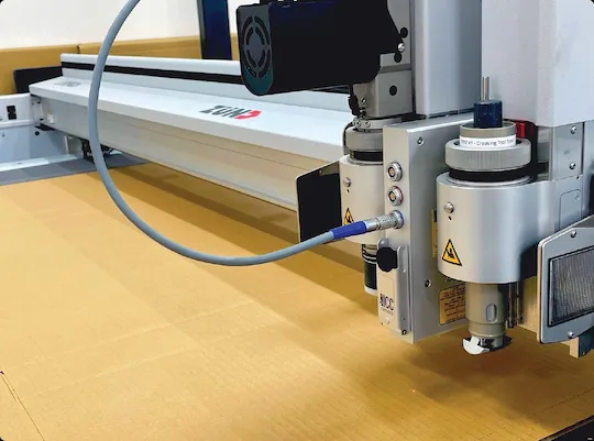 多素材をカット加工するイメージ